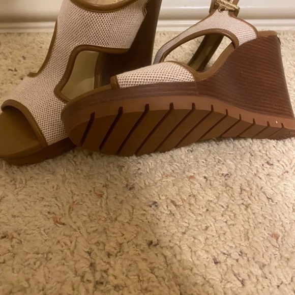 MICHAEL MICHAEL KORS PLATFORMS SIZE 7🎉 - Picture 5 of 12